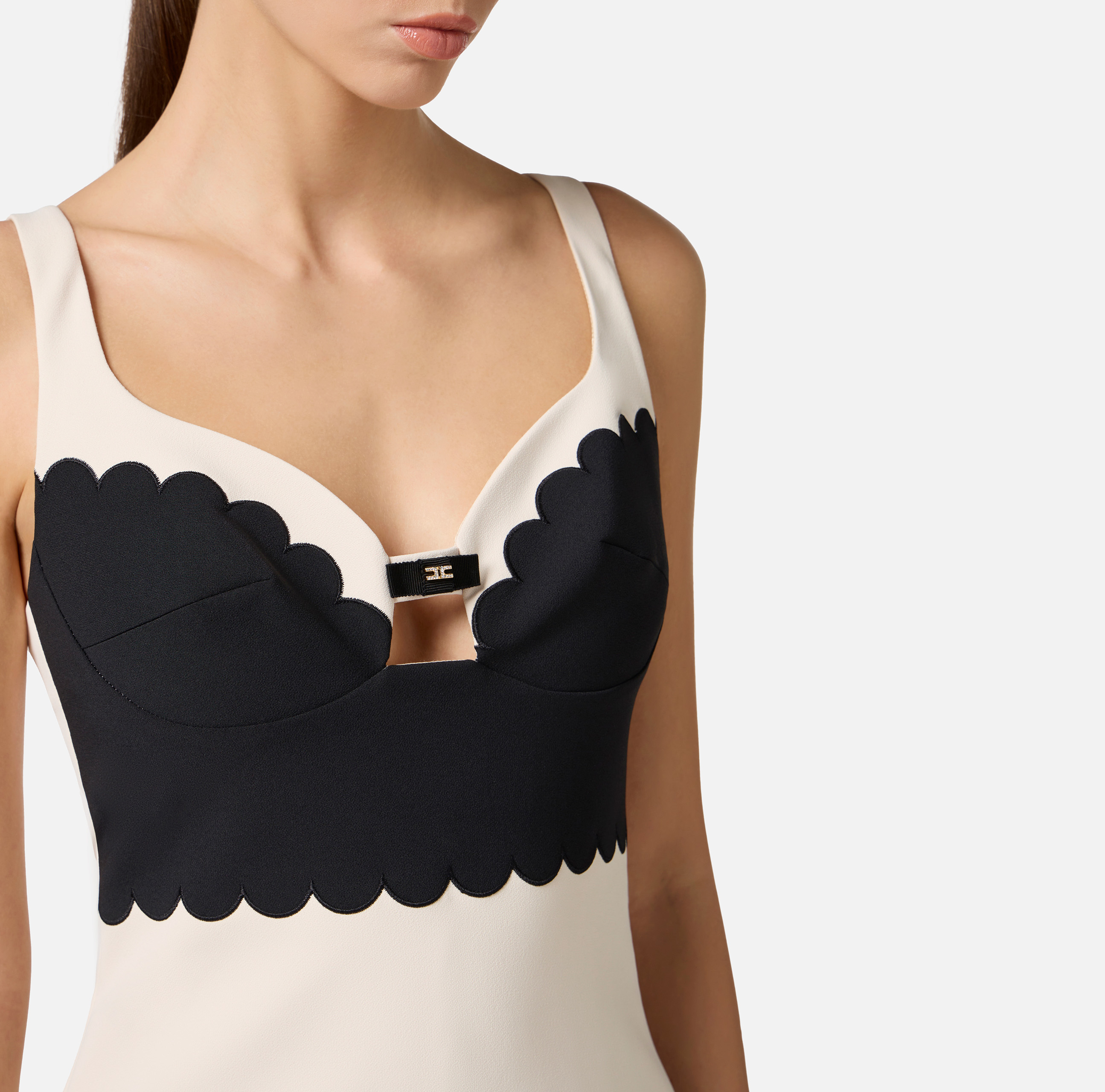 【ELISABETTA FRANCHI】ダブルストレッチ クレープドレス Dress in double layer stretch crêpe fabric with embroidered