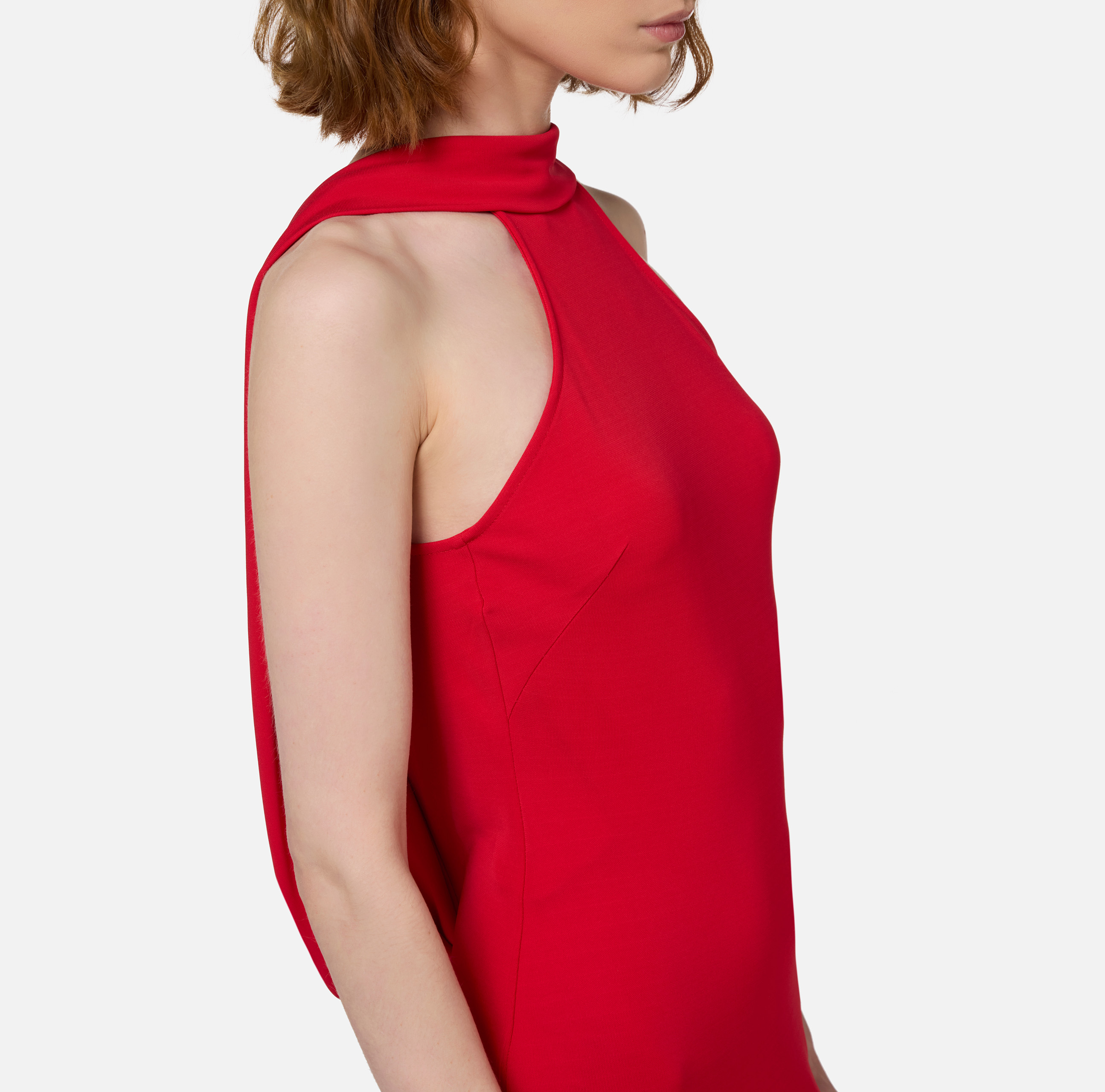 Red carpet dress in jersey with necklace on the back