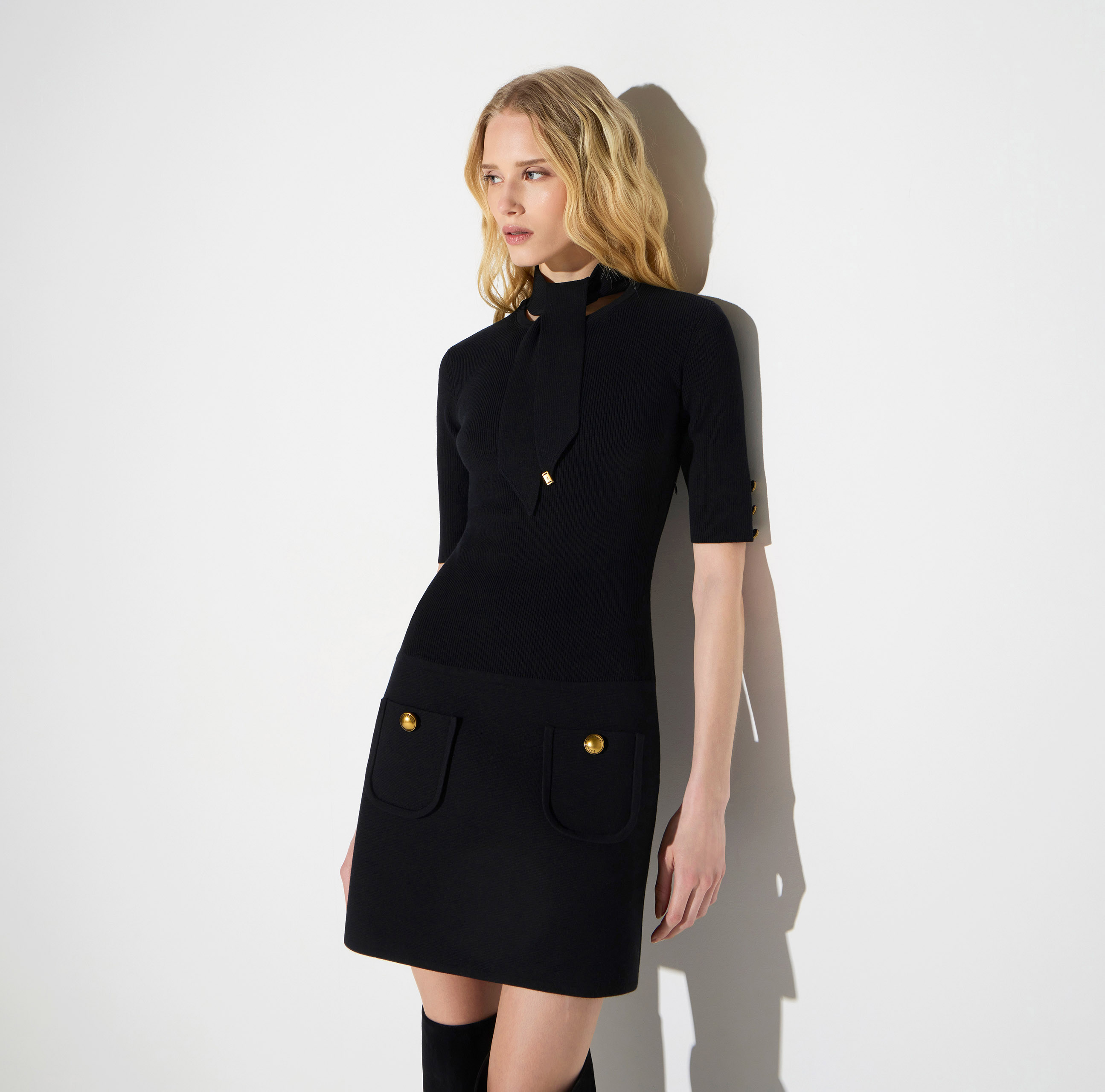ELISABETTA FRANCHI ワンピース Mini dress in knit fabric with jewel buttons | Elisabetta Franchi