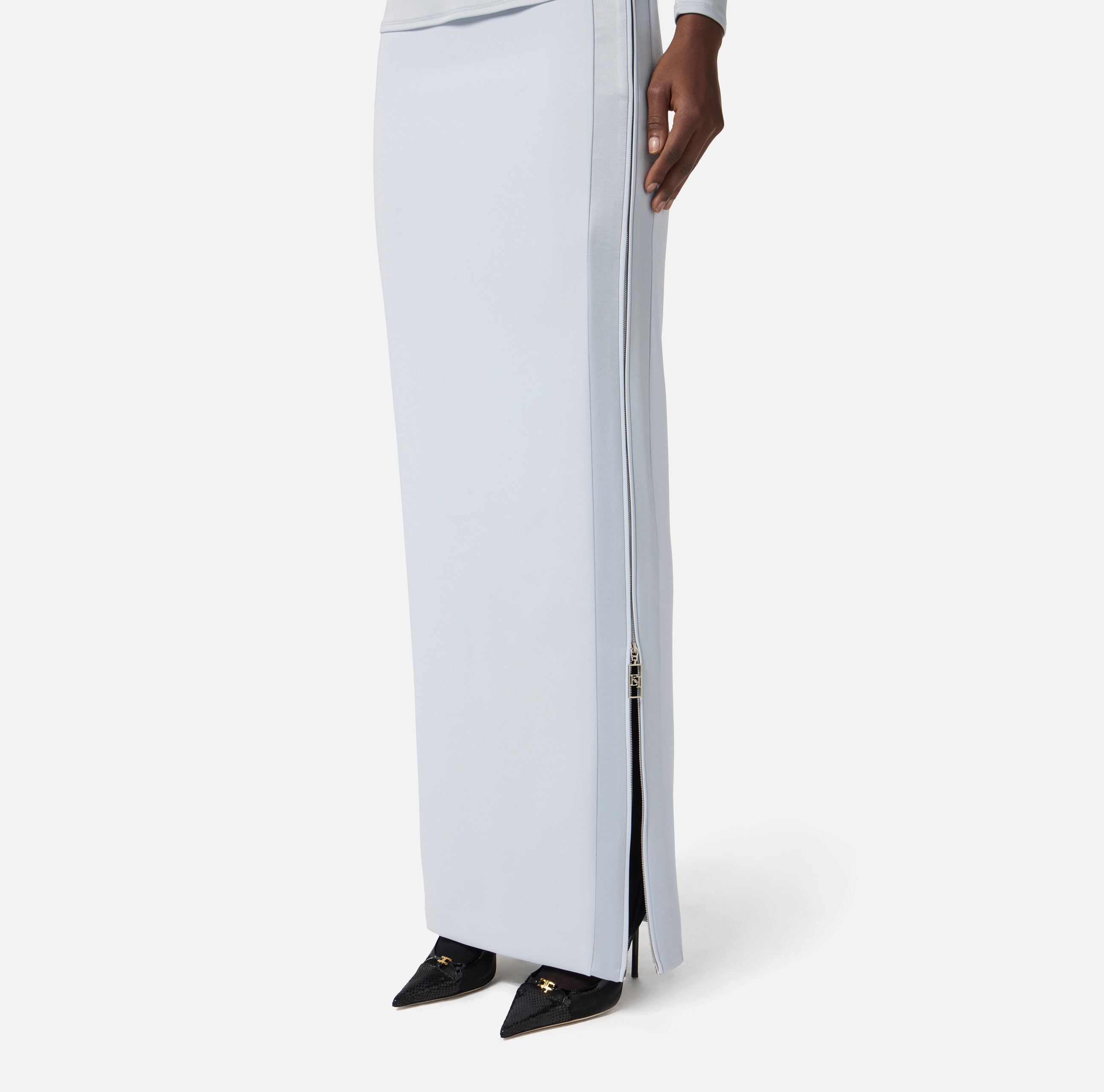 Skirt in lightweight crêpe fabric with tuxedo details