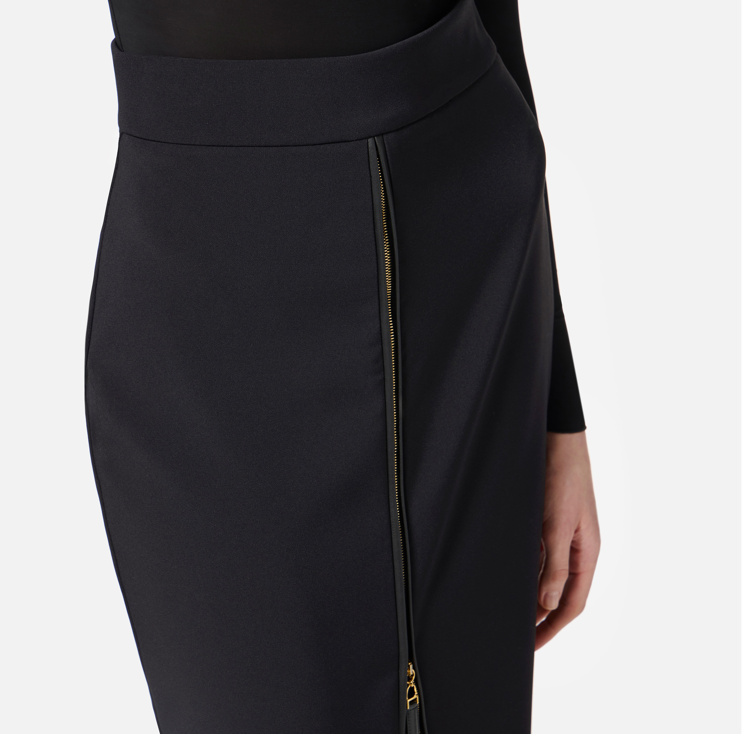 スカート ELISABETTA FRANCHI LIGHT CREPE SKIRT WITH ZIP Skirt in lightweight crêpe fabric with zip | Elisabetta Franchi