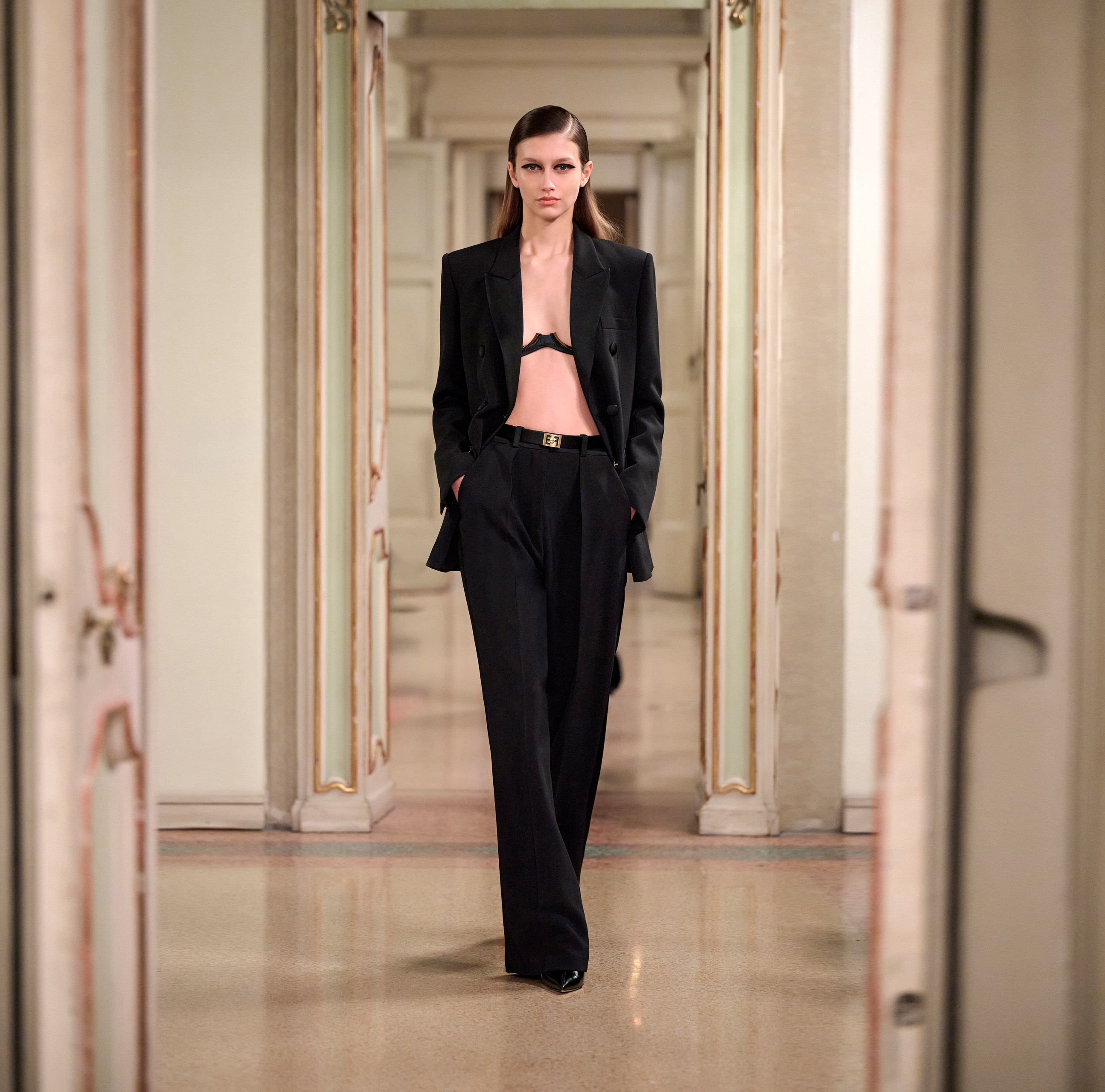 パンツ ELISABETTA FRANCHI LIGHT CREPE TROUSERS WITH TUXEDO DETAIL Trousers in lightweight crêpe fabric with tuxedo details