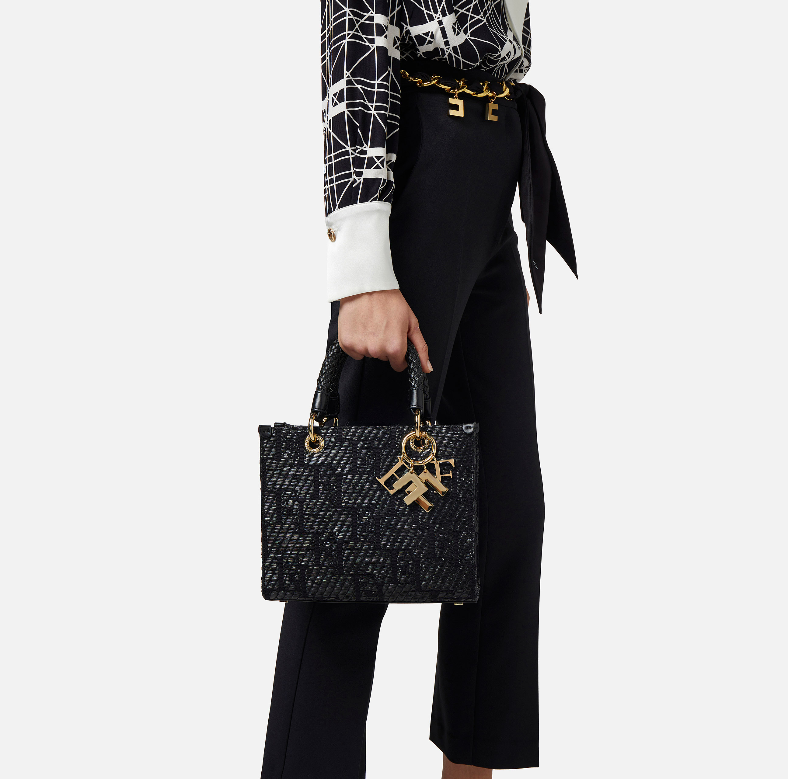 Mała torba na zakupy z żakardowej rafii z zawieszkami typu charms - Elisabetta Franchi