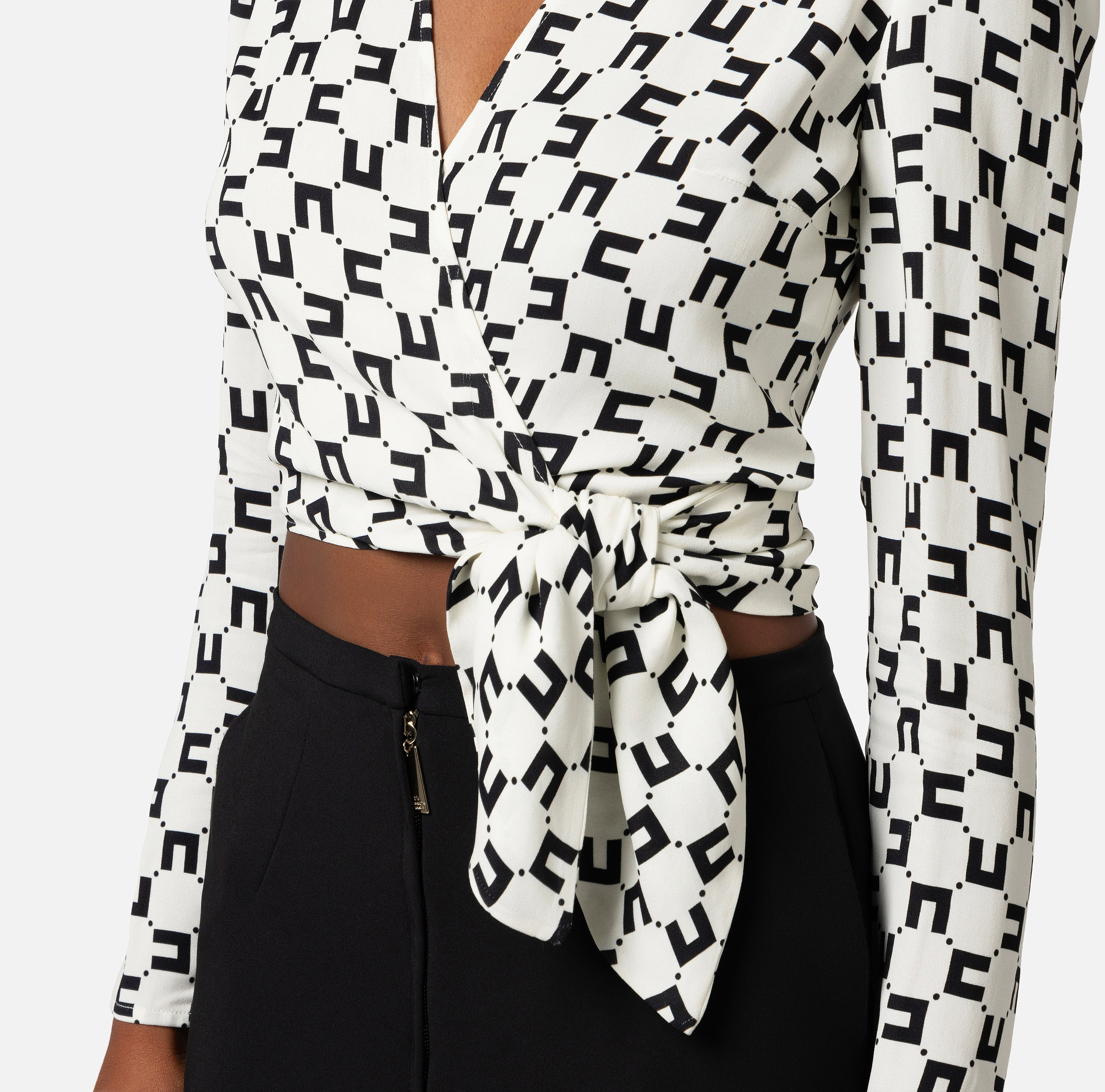 Короткая блузка с запа́хом из вискозного жоржета с принтом логотипа - Elisabetta Franchi