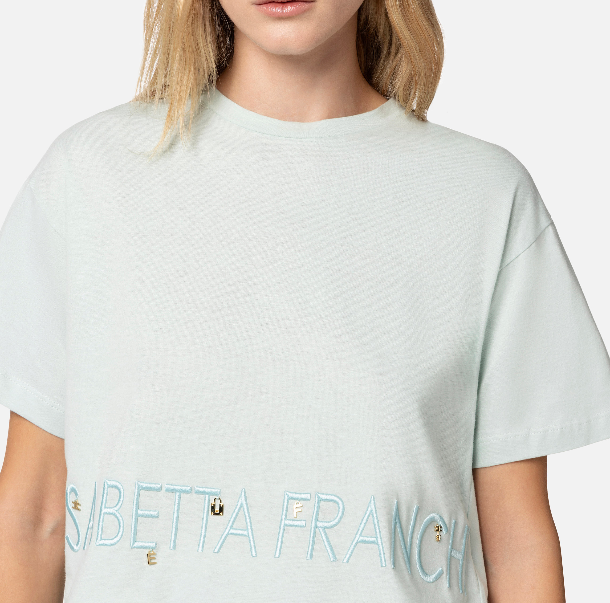 T-shirt z dżerseju z logo i zawieszkami typu charms - Elisabetta Franchi