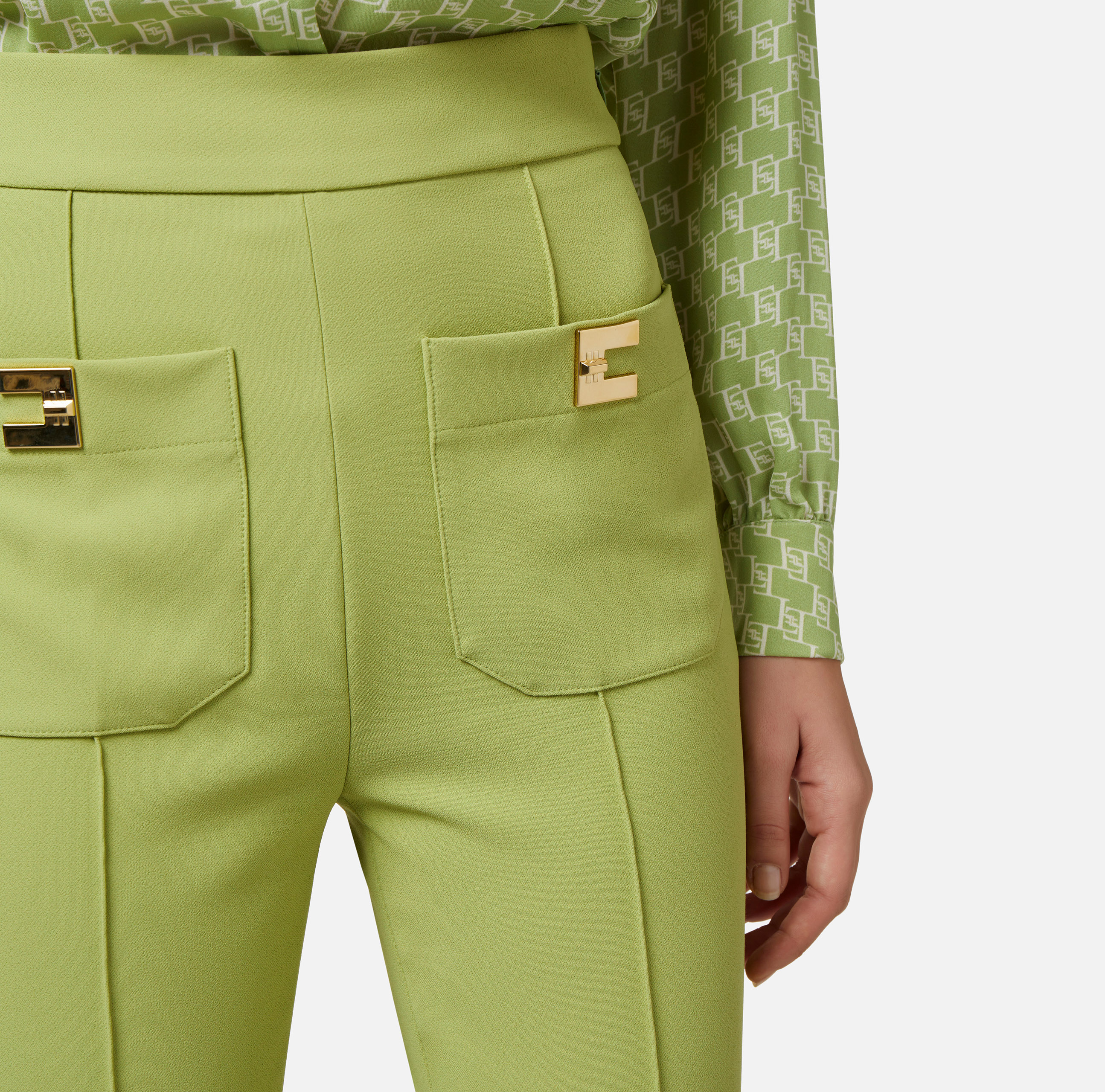 Spodnie z szerokimi nogawkami z krepy ze stretchem, z blaszkami z logo - Elisabetta Franchi